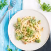 Spaghetti carbonara z brokułem i mozzarellą