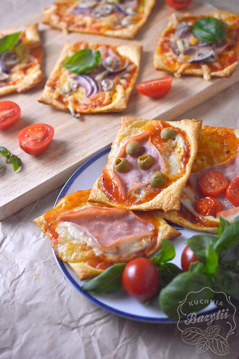 Mini pizze z ciasta francuskiego z szynką