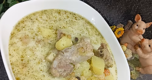 Zupa ogórkowa z podsmażanymi ogórkami na swojskim smalcu ze skwarkami