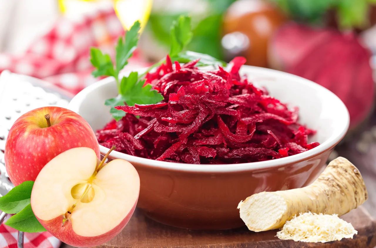 Zrób tę surówkę z buraka — kolorowa bomba witamin na grilla!