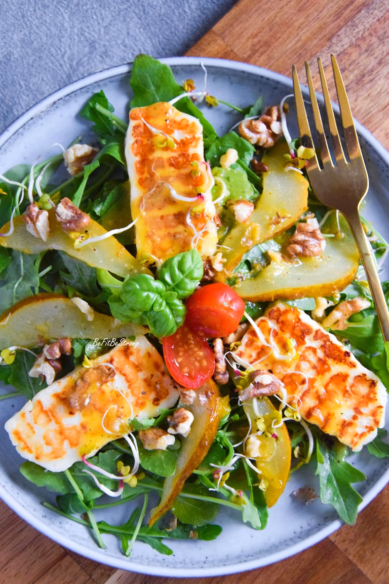 Sałatka z grillowanym Halloumi i gruszką