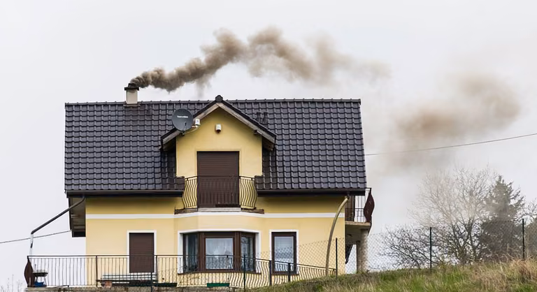 Ogrzewasz dom "KOPIUCHEM"? Spodziewaj się kontroli i kary!