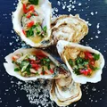 Ostrygi z chili, pietruszką i marynowanym imbirem