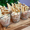 Szybka sałatka z paluszkami surimi i grzankami
