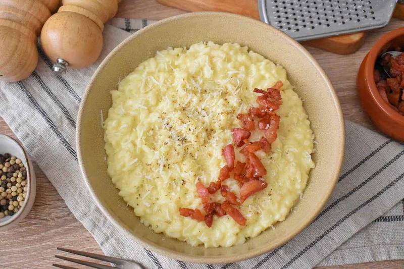 Włoskie risotto alla carbonara