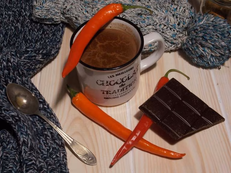 ROZGRZEWAJĄCY NAPÓJ CZEKOLADOWY Z NUTĄ CHILLI