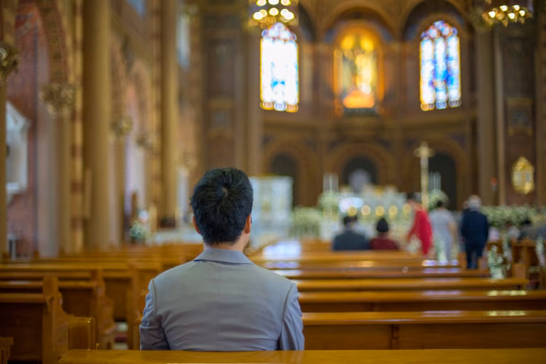 Coraz więcej osób odchodzi z Kościoła. Dowiedz się, na czym polega apostazja