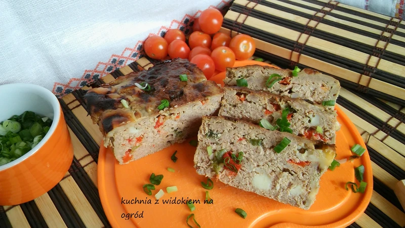 Keks mięsny z papryką i serem. Kolorowa pieczeń na kanapki i do obiadu.
