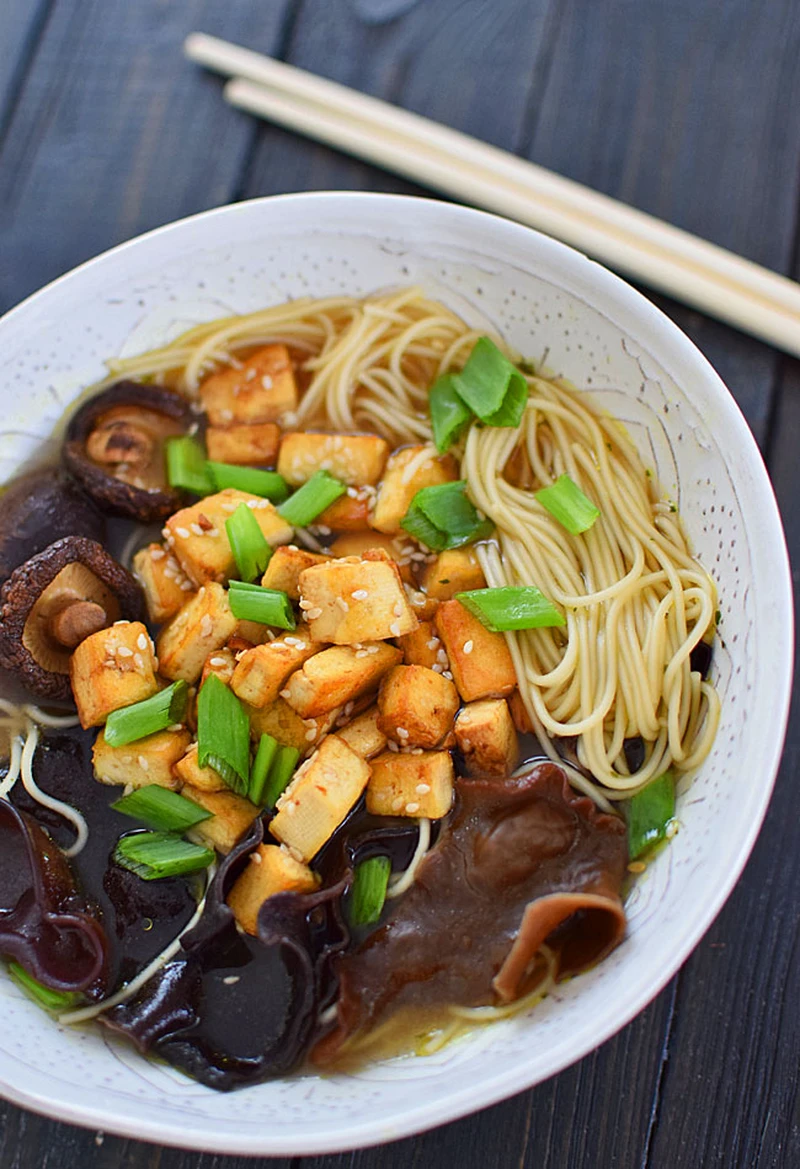 Grzybowy ramen ze smażonym tofu