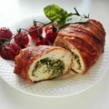 Pierś kurczaka w boczku ze szpinakiem i ricottą