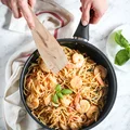 Makaron z krewetkami w kremowym sosie bazyliowym