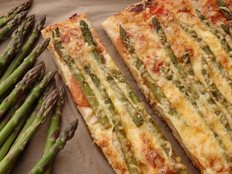 Pizza ze szparagami na cieście z czosnkiem niedźwiedzim