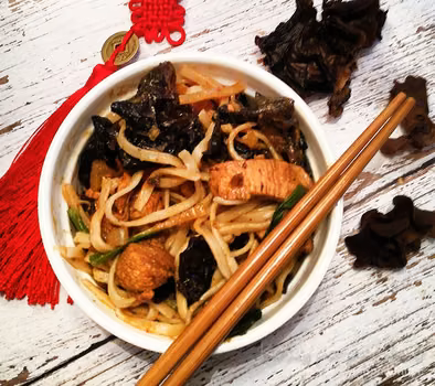 Makaron chow mein z kurczakiem i grzybami mun