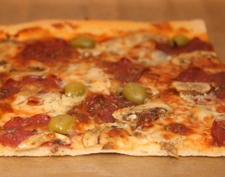 Domowa pizza peperoni