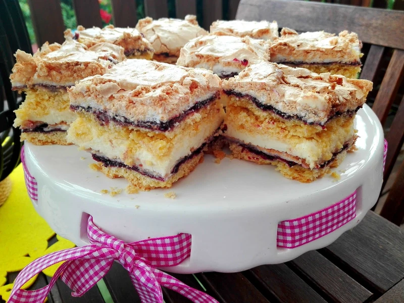 Ciasto budyniowe z dżemem i bezą