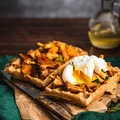 Gofry owsiane z kurkami i jajkiem