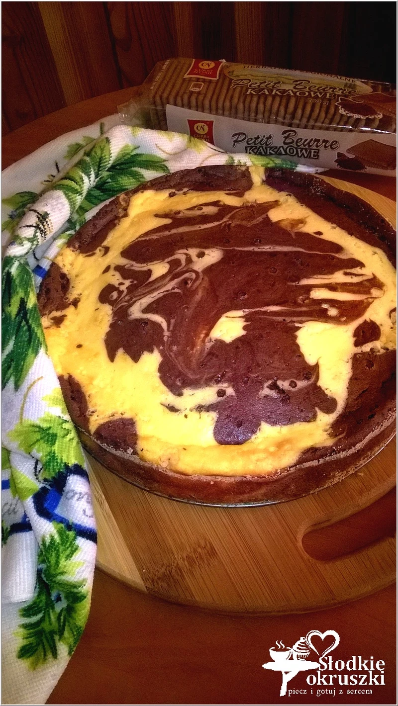 Łaciasty sernik na ciasteczkowym spodzie