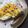 TOST Z KWIATAMI CUKINII NA SZAFRANOWYM SOSIE