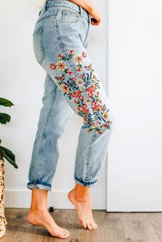Jeansy z haftowanym wzorem