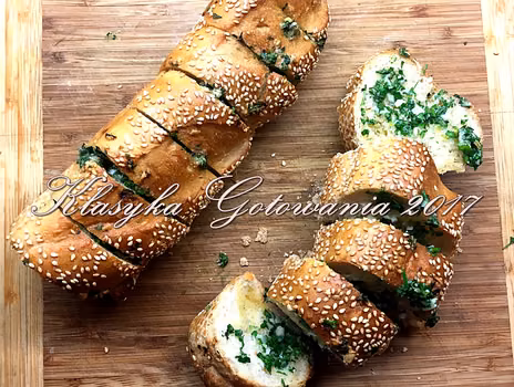 Pieczona bagietka z masłem czosnkowym