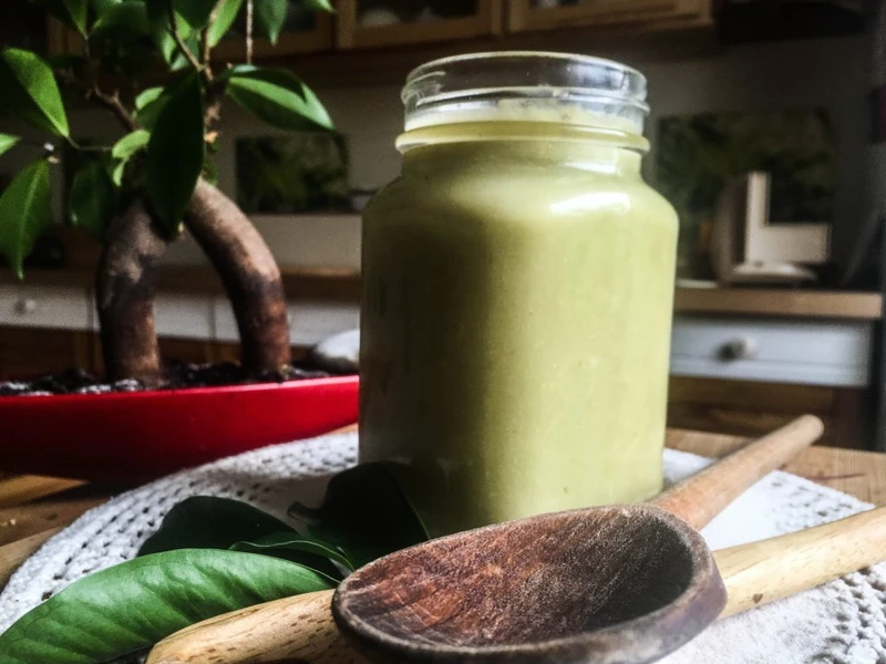 Wzmacniające i oczyszczające smoothie z selerem naciowym i imbirem