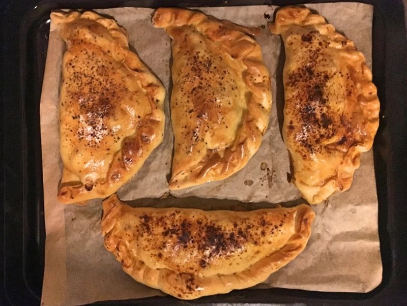 Pierogi pieczone z wędzonym pstrągiem