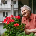 Nowy bon dla seniorów i ich rodzin startuje w 2026 roku! Comiesięczne świadczenie o wartości usług 2150 zł dla osób 65+