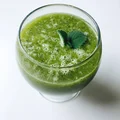 Koktajl z kiwi i pomarańczy z miętą