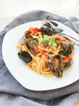 Spaghetti z małżami i pomidorkami