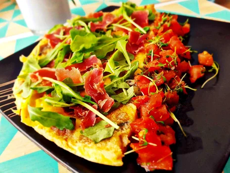 Puszysty omlet z szynką parmeńską i rukolą + pikantna salsa pomidorowa