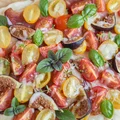 Pizza z figami, pomidorami i prosciutto! Oto przepis, który musisz poznać!