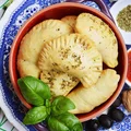 Mini calzone z warzywami i mozzarellą