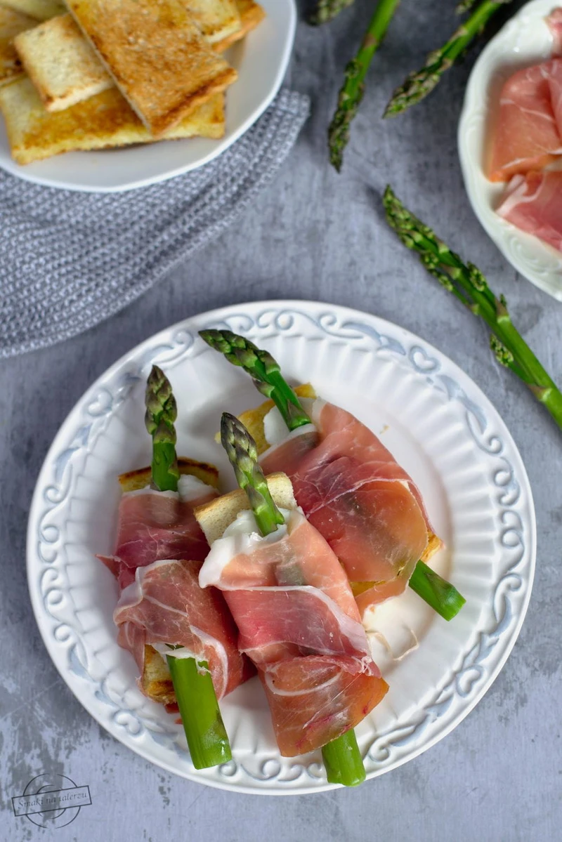 Grzanki ze szparagami, mozzarellą i szynką parmeńską