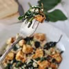 Sałatka z kaszy bulgur, tofu i szpinakiem