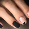 Śliczny manicure z czarnym matem