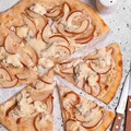 Pizza na zakwasie ze szparagami i cukinią oraz z gruszkami i gorgonzolą