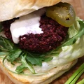 Buraczane burgery z komosą ryżową