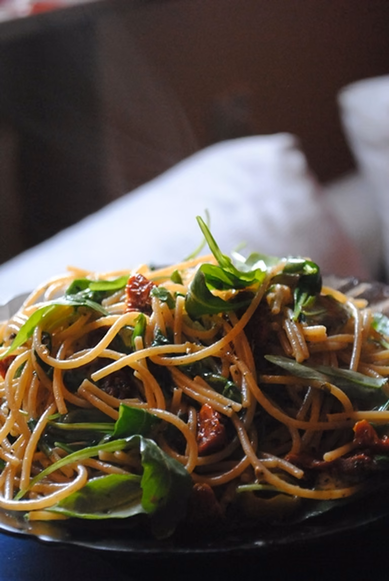 Spaghetti z suszonymi pomidorami, niebieskim serem i rukolą.