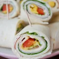 Wrap z mango, szynką i serkiem chrzanowym