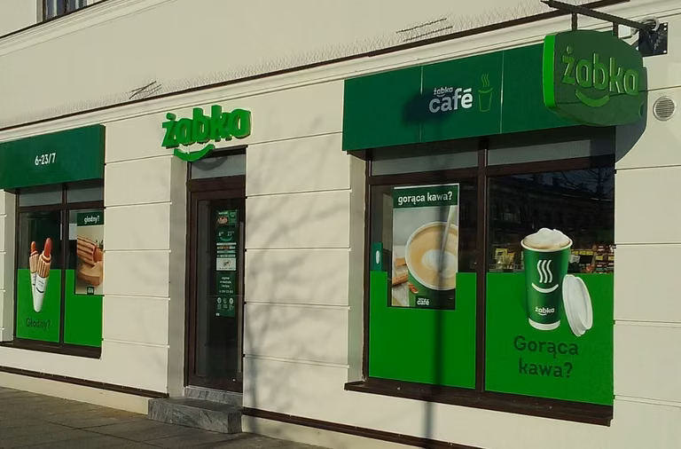 Żabka zmienia się w bank? Sklep wprowadza rewolucyjne usługi!