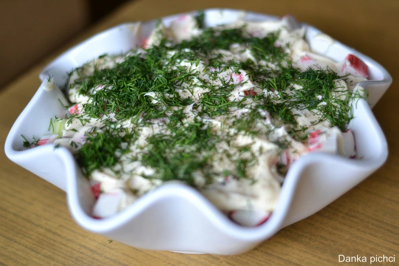 Sałatka z surimi, makaronem ryżowym i ogórkiem.