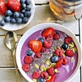 Miseczka smoothie z jagodami i nasionami chia