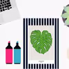 Monstera – inspirujący motyw wnętrzarski i gadżeciarski. Darmowy plakat do pobrania.
