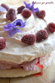 Tort bezowy z malinami