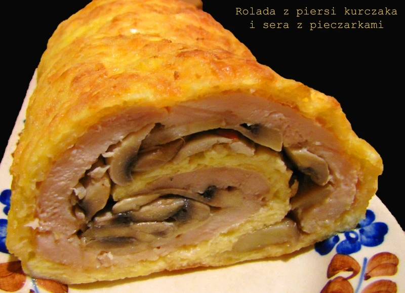 Rolada serowa z piersi kurczaka z pieczarkami