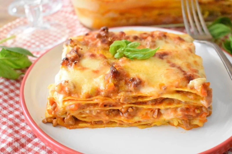 Tradycyjna lasagne z sosem mięsnym alla Ferrarese