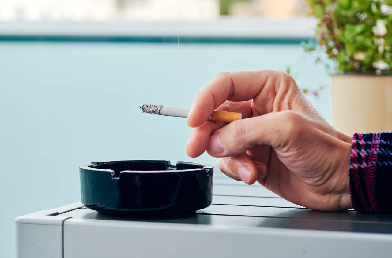 Koniec z paleniem papierosów na balkonach? Nowa propozycja projektu z zakazem już w Sejmie