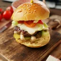 Domowe burgery wołowe z halloumi