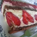 Tort mocno truskawkowy