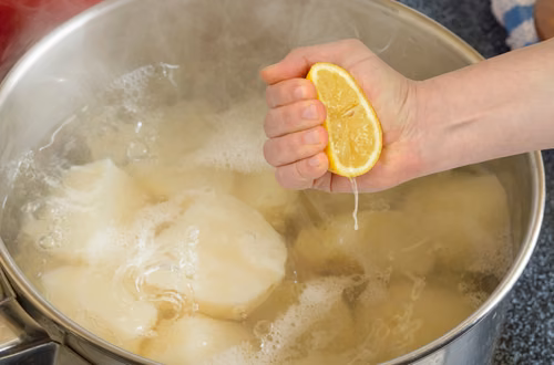 Dodaj sok z cytryny do gotujących się ziemniaków – efekt Cię zaskoczy!